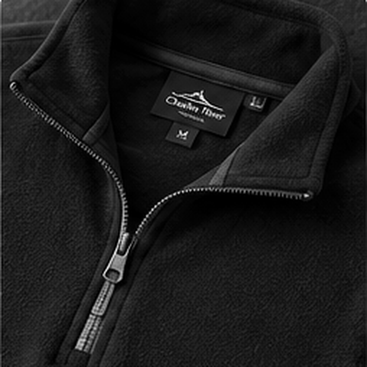 Concept detail image of the Artemis II microfleece half-zip collar and zipper